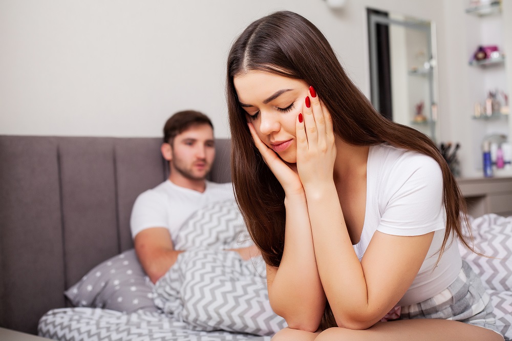 Mujer preocupada por separación / como hacer que tu marido regrese a casa