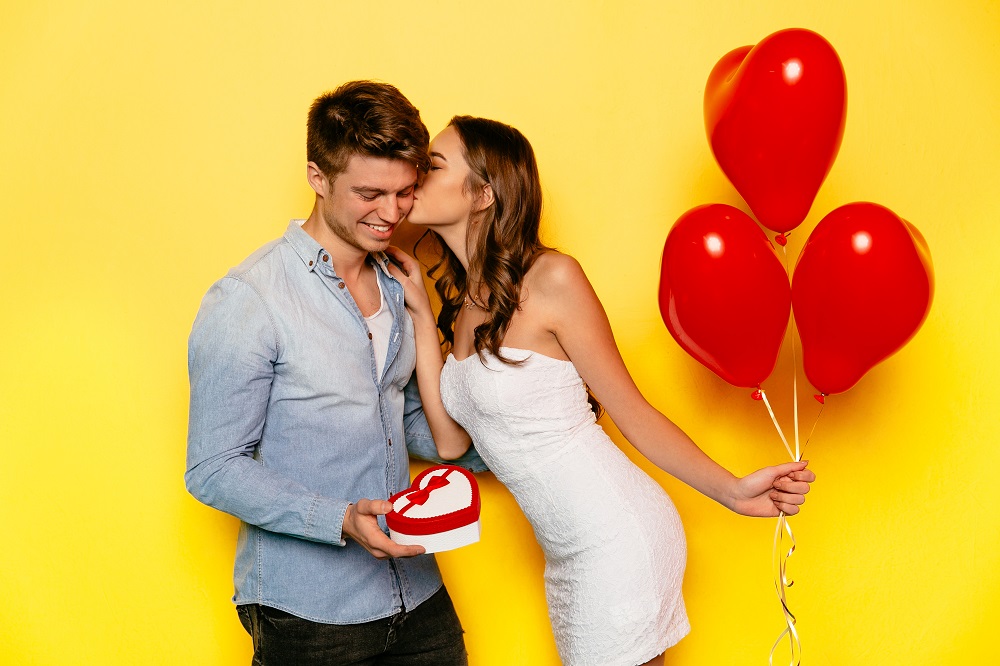 cómo hacer que una mujer te busque desesperadamente: chica regala globos y lores a su novio